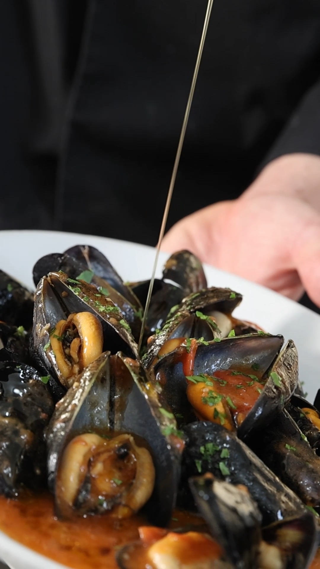 Sauté di cozze servito nella ciotola con crostini