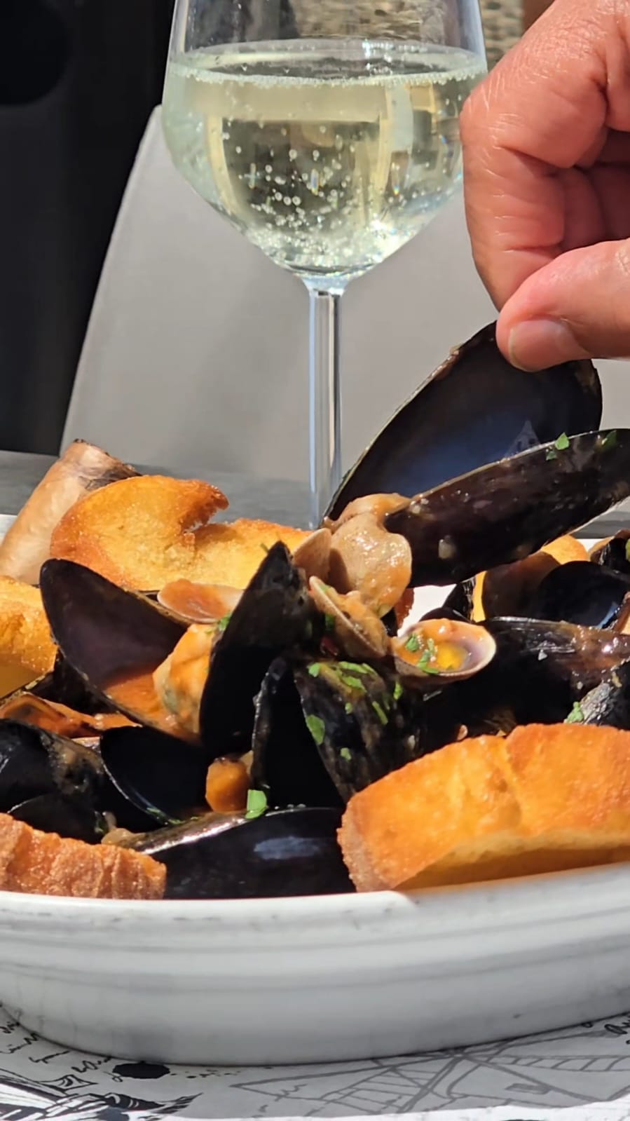 Sauté di cozze con calice di vino